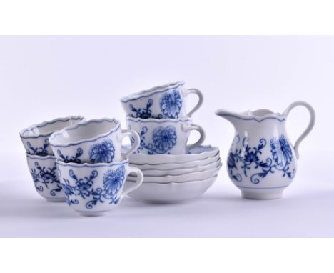   Konvolut Meissen  Dekor Zwiebelmuster, 12-tlg., 6 Mokkatassen, 5 Untertassen, 1 Sahnegießer, 1. und 2. Wahl, blaue Schwerte
