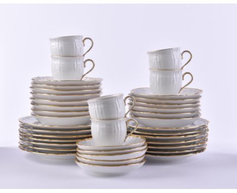   Konvolut KPM Rocaille  39-tlg., mit Goldrand, 7 Teller (Ø 20 cm), 7 Teller (Ø 19 cm), 14 Teller (Ø 15 cm), 6 Teller (Ø 13,5