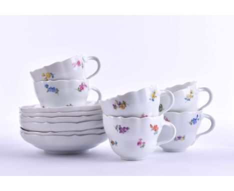   Konvolut Meissen Knaufzeit  12-tlg., 6 Tassen, 6 Untertassen, 1 Tasse mit min. Chip am Rand, farbig staffiert mit Blumendek