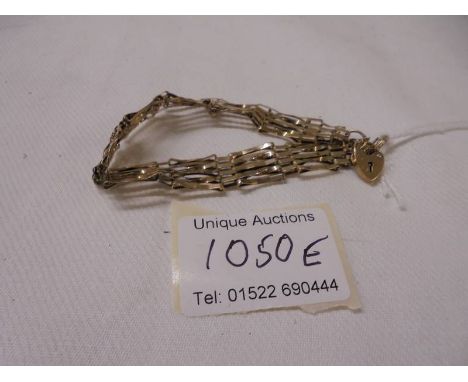 A 9ct gold gate bracelet, 8.2 grams.