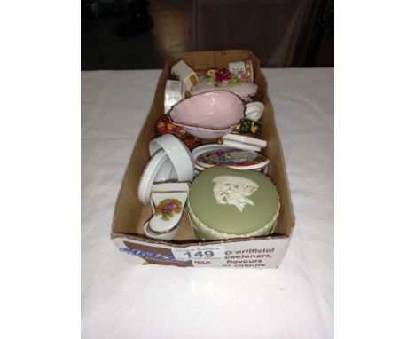 A mixed lot of trinket boxes