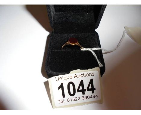 A 9ct gold ring set cornelian, size N, 1.9 grams.
