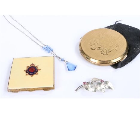 Compacts and jewellery, to include a Stratton and an unnamed compact, a silver brooch and a necklace, (4)