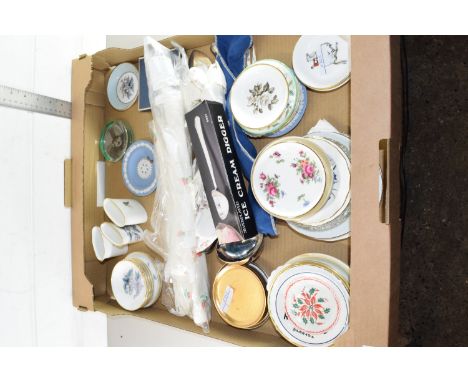 BOX CONTAINING QTY OF VARIOUS CERAMICS INCLUDING CROWN STAFFORDSHIRE PIN TRAYS, ROYAL WORCESTER, DOULTON PIN TRAYS ETC
