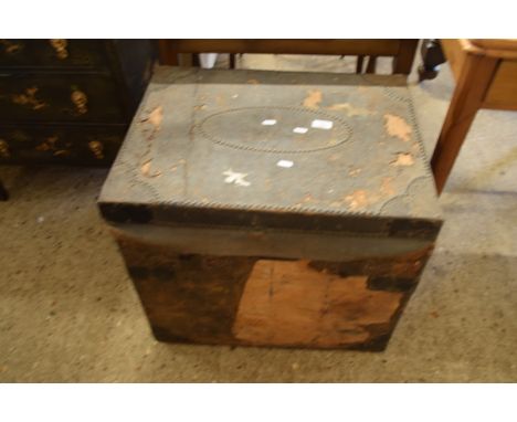 VINTAGE WOODEN TRAVELLING TRUNK APPROX 62 X 46CM