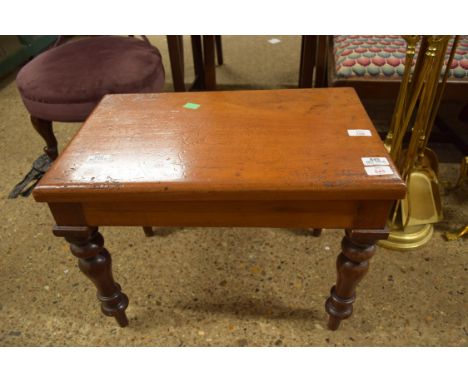 SMALL TABLE COMMODE