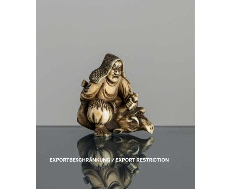   Netsuke eines Jägers und Ebers aus Elfenbein JAPAN, 2. Hälfte 19.Jh. H. 4,2 cm Provenienz: Aus einer bedeutenden deutschen 