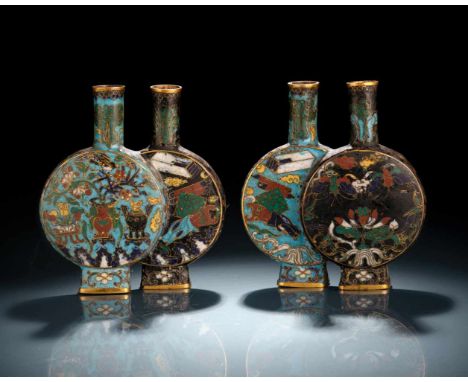   Paar seltene Cloisonné-Doppelvasen mit Dekor von Antiquitäten und Blüten CHINA, 17.Jh. H. 14 cm Provenienz: Aus einer europ