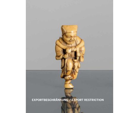   Netsuke eines lachenden Affengauklers aus Elfenbein JAPAN, 2. Hälfte 19.Jh. H. 7 cm Provenienz: Aus einer bedeutenden südde