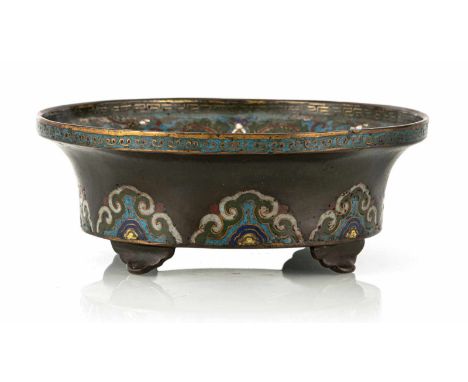   Tiefe Cloisonné-Schale mit Lotosdekor, teils vergoldet auf vier Füßen 18./19.Jh. D. 25,5 cm Provenienz: Aus einer alten deu