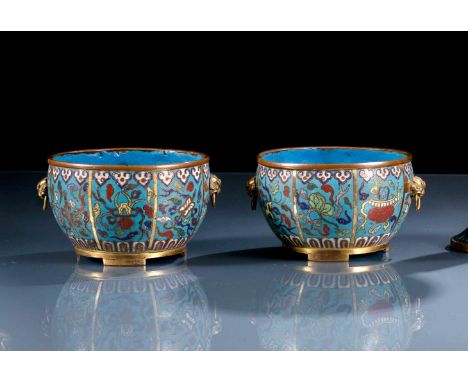   Paar feine Cloisonné-Jardinièren mit daoistischen Emblemen, partiell feuerve CHINA, Qianlong-Periode B. 14,5 cm Provenienz: