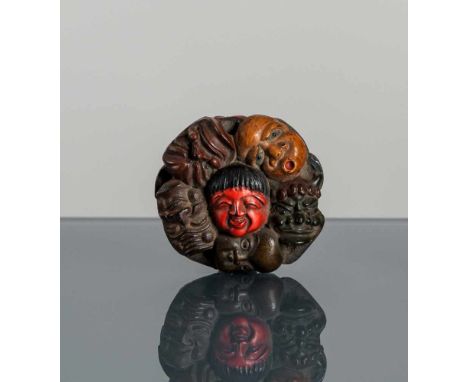   Netsuke aus lackiertem und gepressten Horn mit Darstellung von elf No- und Kyogen-Masken JAPAN, spätes 19.Jh. B. 4,4 cm Pro