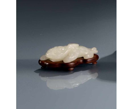   Tuschwassergefäß in Form eines schleichenden Fabeltieres aus hellgrüner Jade CHINA, 18./19.Jh. L. 8,2 cm Provenienz: Aus ei