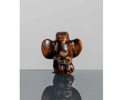   Netsuke eines Adlers mit Affen in seinen Krallen aus Buchsbaum JAPAN, 19.Jh. H. 4,4 cm Provenienz: Aus einer bedeutenden sü