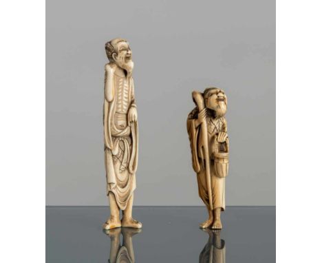   Zwei Netsuke eines stehenden Sennin mit 'hossu' und des Tobosaku aus Elfenebein JAPAN, 18.Jh./19.Jh. 9,1/12 cm Provenienz: 