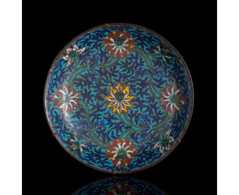   Große Cloisonné-Rundschale mit Dekor von Lotos und Rankwerk auf türkisfarbenem Fond CHINA, 18./19.Jh. D. 37,8 cm Provenienz