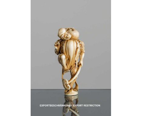   Netsuke eines Akrobaten mit Daruma-Puppe aus Elfenbein JAPAN, signiert Gyokuzan, Meiji-Periode H. 5,8 cm Provenienz: Aus ei