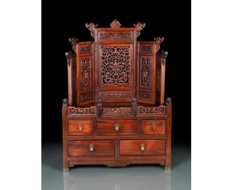   Spiegel-Stand aus Hartholz mit fünfteiligem Stellschirm CHINA, Qing-Dynastie 86,5 x 61 x 38cm Provenienz: Aus der Sammlung 