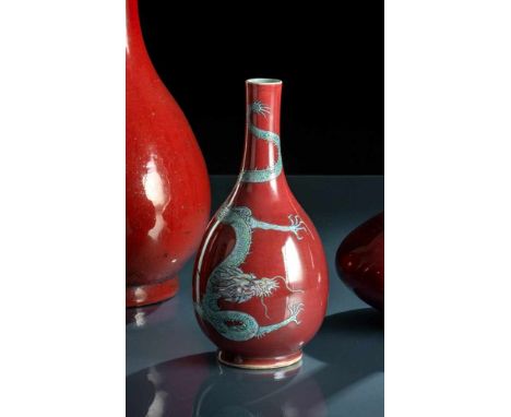   Kupferrot glasierte Flaschenvase aus Porzellan mit Drachendekor in grün-blauem Email CHINA, 19.Jh. H. 26 cm Provenienz: Aus