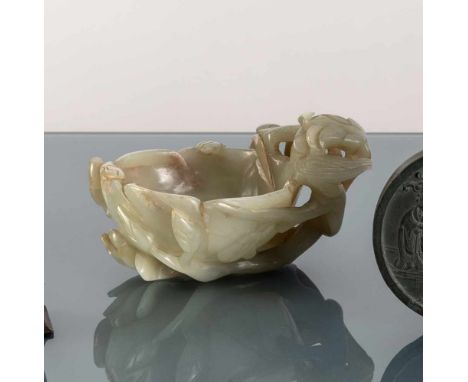   Pinselwascher aus hellgrüner Jade in Form einer Blüte mit Magnolienzweigen CHINA, Ming-Dynastie B. 16 cm Provenienz: Aus ei