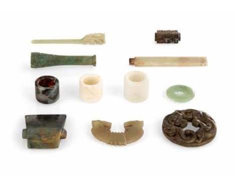   Gruppe von elf Arbeiten aus Jade, Glas oder Achat darunter Bogenschützenringe und Bi CHINA, 17.Jh. und später L./D.3-11,7 c