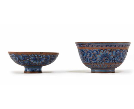   Deckelschale aus Zisha-Ware mit Dekor von Blüten in zweifarbigem mblauem Email CHINA, Qing-Dynastie D. 10,5 cm Provenienz: 