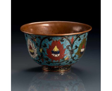   Seltene Cloisonné-Schale aus Kupfer mit großen Lotosblüten auf trkisblauem Fond CHINA, Ming-Dynastie D. 16 cm Provenienz: A