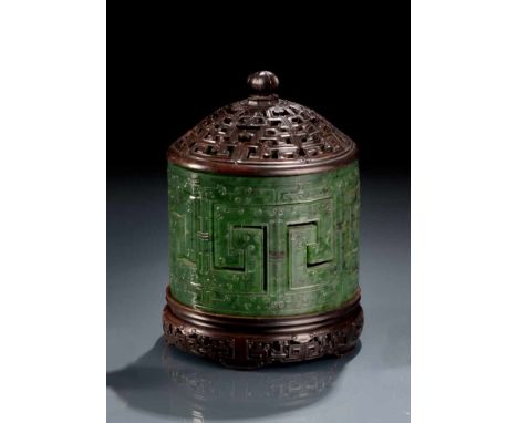   Spinatgrüner Parfumier aus Jade auf Holzstand, in Durchbruch gearbeitet CHINA, wohl 18.Jh. D. 11,8 cm Provenienz: Laut Anga