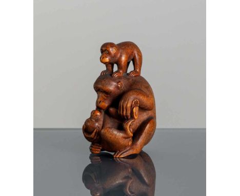   Sehr feines Okimono-Netsuke eines Affen und zwei Junge aus Buchsbaum JAPAN, signiert Hideo, 2. Hälfte 19.Jh. H. 3,2 cm Prov