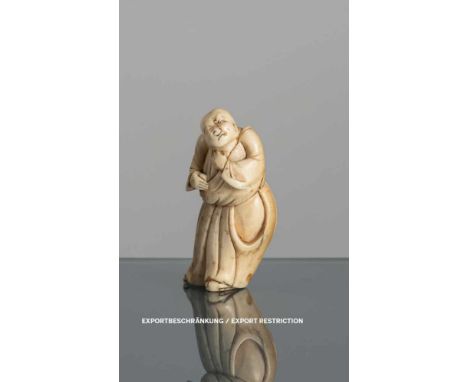   Netsuke eines Blinden mit schmerzverzerrtem Gesicht aus Elfenbein JAPAN, 1. Hälfte 19.Jh. H. 5,9 cm Provenienz: Aus einer b