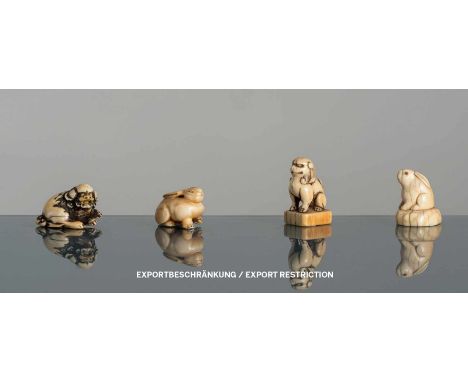   Vier Netsuke aus Elfenbein mit Darstellungen von zwei Hasen und zwei Shishi JAPAN, 18.-19.Jh. H. 2-4 cm Provenienz: Aus ein