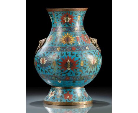   'Hu'-förmige Cloisonné-Vase mit Lotosdekor und Rankwerk CHINA, Wanli-Periode H. 33,2 cm Provenienz: Aus einer deutschen Pri