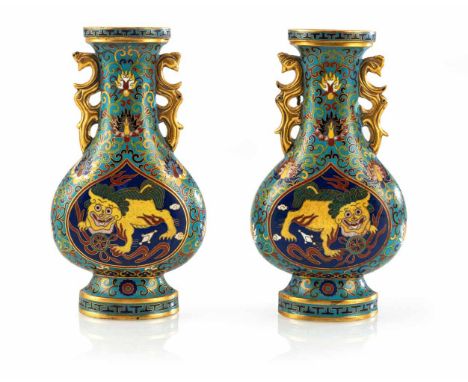   Paar partiell feuervergoldete Cloisonné-Wandvasen mit buddhistischen Löwen CHINA, späte Qing-/Republik-Periode H. 20 cm Pro