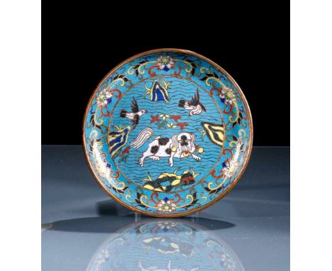   Runde Cloisonné-Schale mit Löwen und Vögeln neben Lotosbordüre CHINA, 17./18.Jh. D. 14,7 cm Provenienz: Aus einer süddeutsc