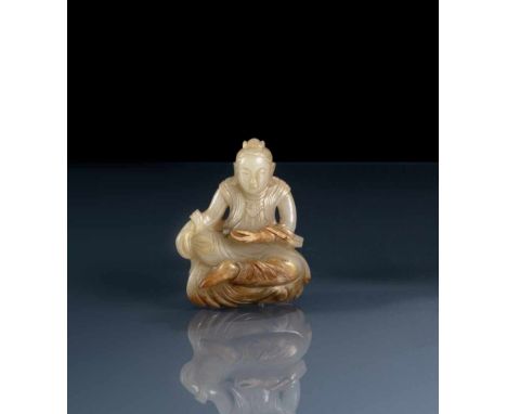   Schnitzerei eines sitzenden Bodhisattva aus hellgrün-brauner Jade CHINA, wohl Ming-Dynastie H. 9,6 cm Provenienz: Laut Anga