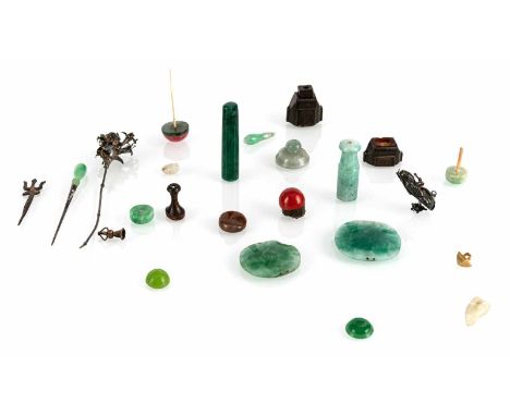   Konvolut Utensilien, u.a. Siegel und Behälter aus Horn, Glas- und Jade-Schnitzereien CHINA, Qing-/Republik-Periode L. 1 - 8