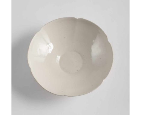   Feine blütenförmige Ding-Schale mit leicht cremefarbener Glasur CHINA, Song-Dynastie, 11.Jh. D. 16,6 cm Provenienz: Aus ein