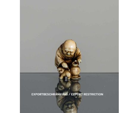   Netsuke eines Mannes mit Laterne aus Elfenbein JAPAN, signiert Seishu, spätes 19.Jh. H. 3,6 cm Provenienz: Aus einer bedeut