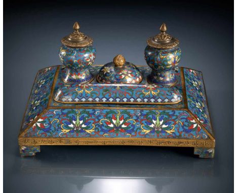   Cloisonné-Schreibzeug mit zwei Deckelbehältern, Abdeckung für Pinsel und Deckel mit Lotos CHINA, 18./19.Jh. B. 25,8 cm Prov