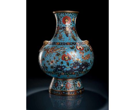   Große und seltene 'Hu'-förmige Cloisonné-Vase mit Blüten- und Phönixdekor CHINA, 17. Jh. H. 56,2 cm Auf der Schulter zwei s