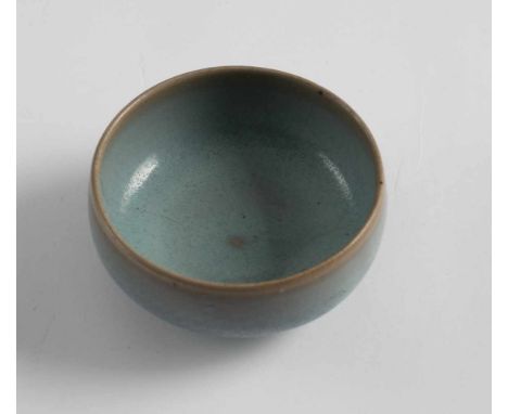   Gebauchte Junyao-Schale mit lavendelfarbener Glasur CHINA, Yuan-Dynastie D. 11,1 cm Provenienz: Ehemals aus der Sammlung Ko