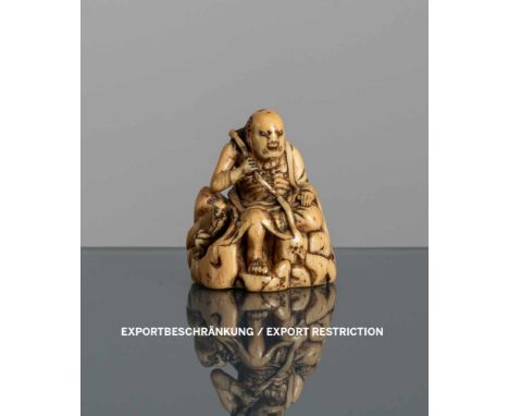   Netsuke eines Rakan aus Elfenbein JAPAN, 18.Jh. H. 4,8 cm Provenienz: Aus einer bedeutenden süddeutschen Privatsammlung -  