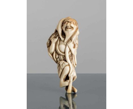   Netsuke des Gama Sennin aus Hirschhorn JAPAN, 19.Jh. H. 8,4 cm Provenienz: Aus einer bedeutenden süddeutschen Privatsammlun