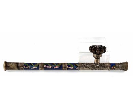   Opiumpfeife mit Cloisonné-Dekor und Jade-Abschlüssen CHINA, 19./20. Jh. L. 42 cm Provenienz: Aus der Sammlung von Prof. Dr.