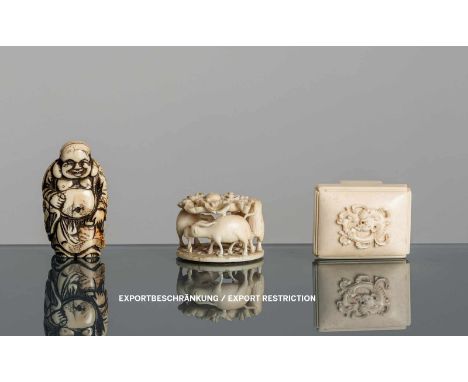   Netsuke des Hotei aus Elfenbein. Dazu Gürtelschliesse und Griff aus Elfenbein JAPAN, 19.Jh. und CHINA, Qing-Periode H. 3 - 