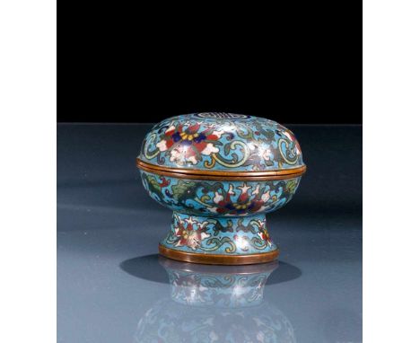   Gefusste Cloisonné-Deckeldose mit Lotos- und Shou-Dekor CHINA, Qianlong-/Jiaqing-Periode D. 8,8 cm Provenienz: Aus einer al