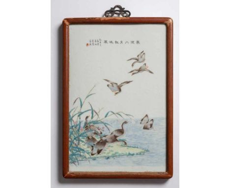   Porzellantafel mit Darstellung einer Schar Gänse an einem Seeufer, Aufschrift CHINA, sign., Siegel, datiert 1925 37,5 x 25 