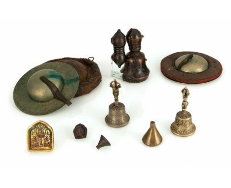   Konvolut Ritualgegenstände und Tsha Tsha Models aus Bronze und Messing TIBET, 19./20.Jh. H./L.4,7-20 cm Provenienz: Aus ein