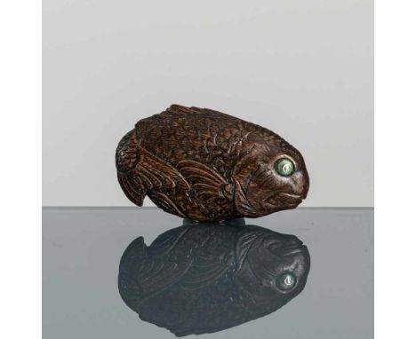   Großes Netsuke eines Fischs aus Holz mit eingelegten Augen aus Silber JAPAN, 2. Hälfte 19.Jh. L. 6,8 cm Provenienz: Aus ein