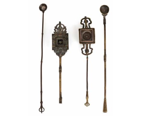   Gruppe von Ritualgegenständen, u.a. Feueropfergeräte aus Bronze, Kupfer und Eisen TIBET, ca. 19.Jh. L. 47 - 70 cm Provenien